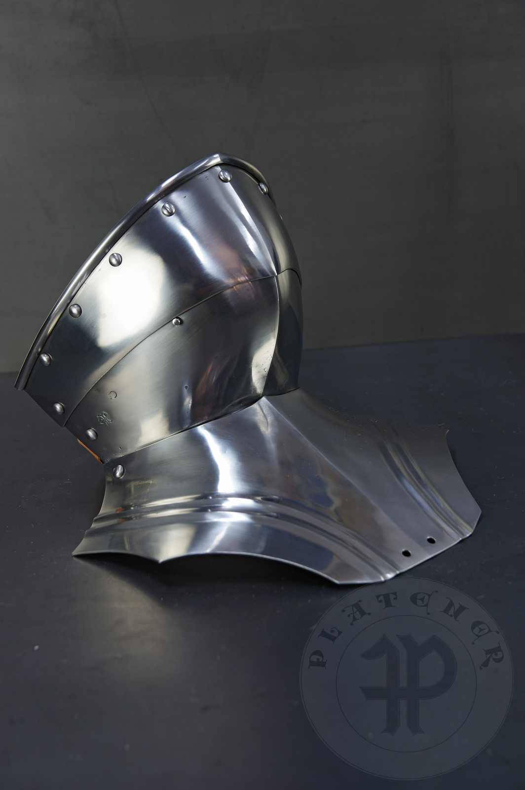 Sallet inspired by example from the Philadelphia Museum of Art; bevor inspired on Churburg CHS25 piece. Period: 1460-1470 Material: 2 mm steel with 0,3 % carbon. Heat treatment: sallet hardened and tempered up to 38 HRC and bevor up to 42 HRC. / Salada inspirowana na originale z Philadelphia Museum of Art; podbrdek oparty na oryginale z Churburga CHS25. Salada hartowana i odpuszczana do 38 HRC a podbrdek do 42 HRC.